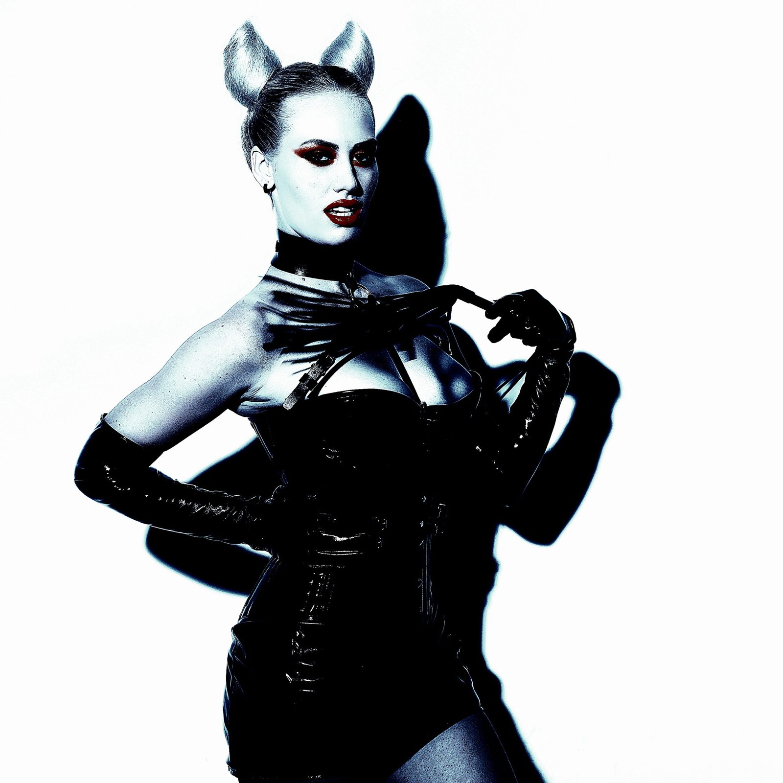A woman in a latex outfit and BDSM accessories, highlighting the rituals and emotional interpretation of pain in BDSM.