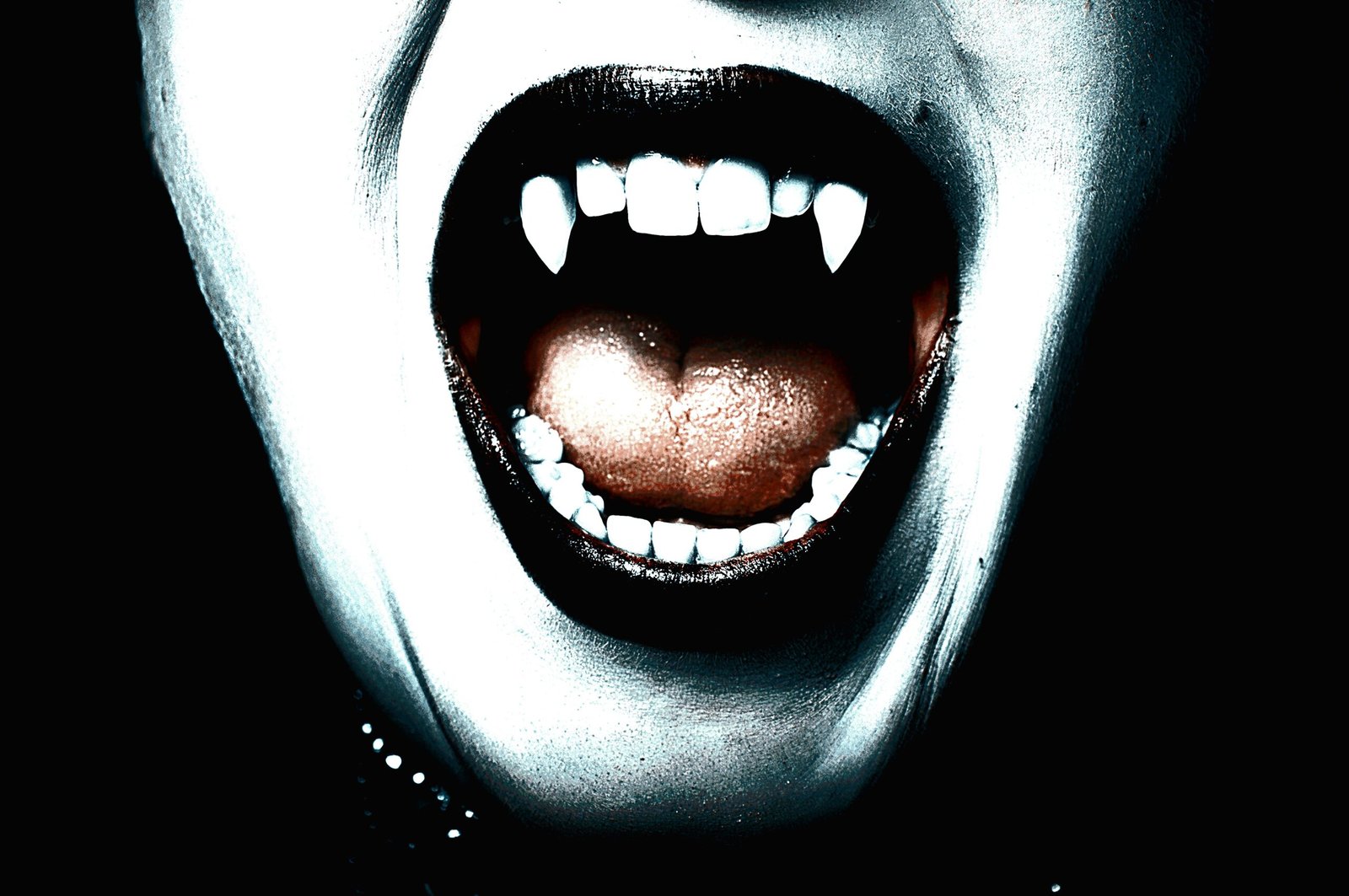 Embracing the Vampire Halloween Costume Aesthetic: A Comprehensive Guide