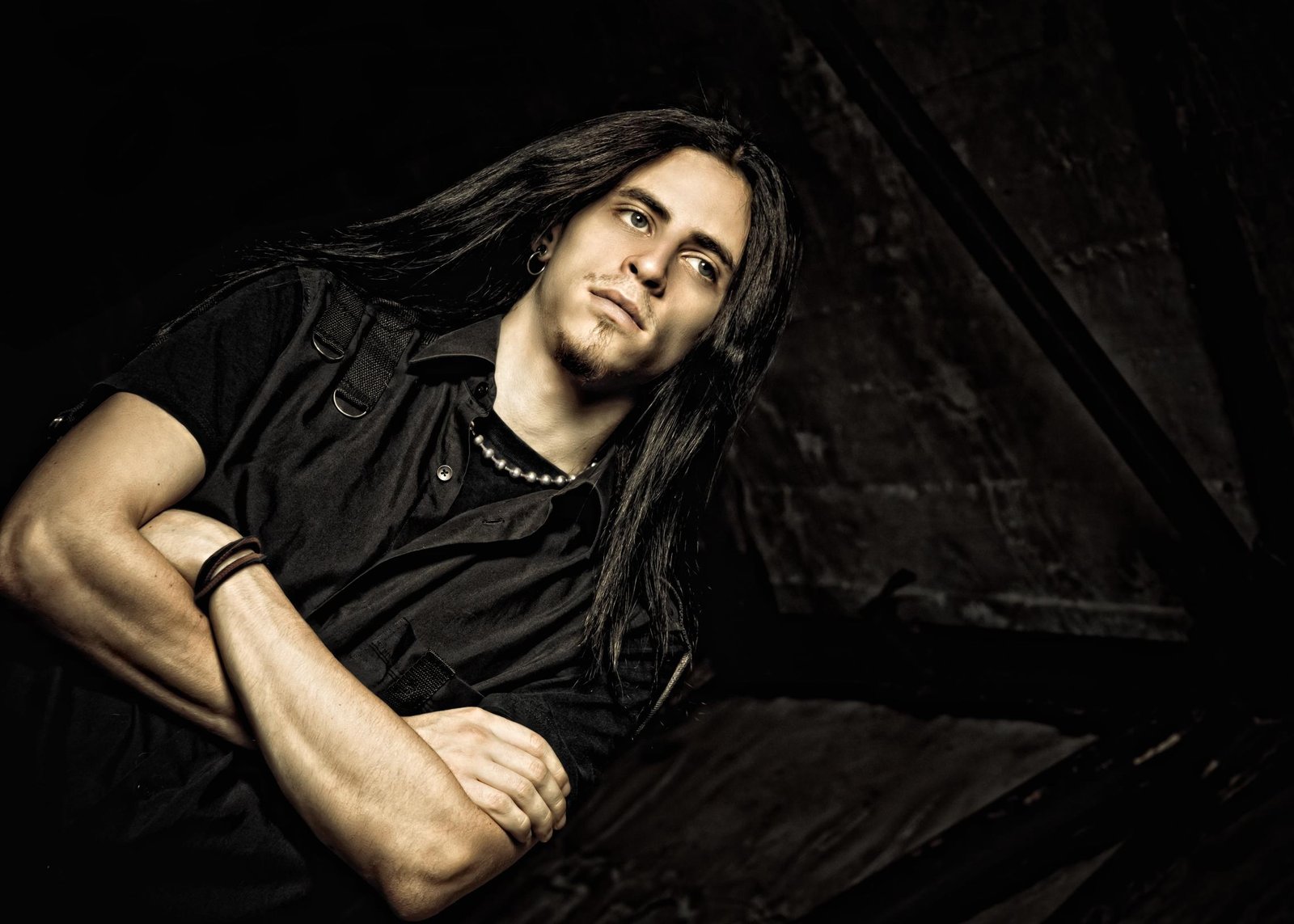 This Is What an Electric Gothic Rocker Outfit Looks Like – And Why It Owns the Stage